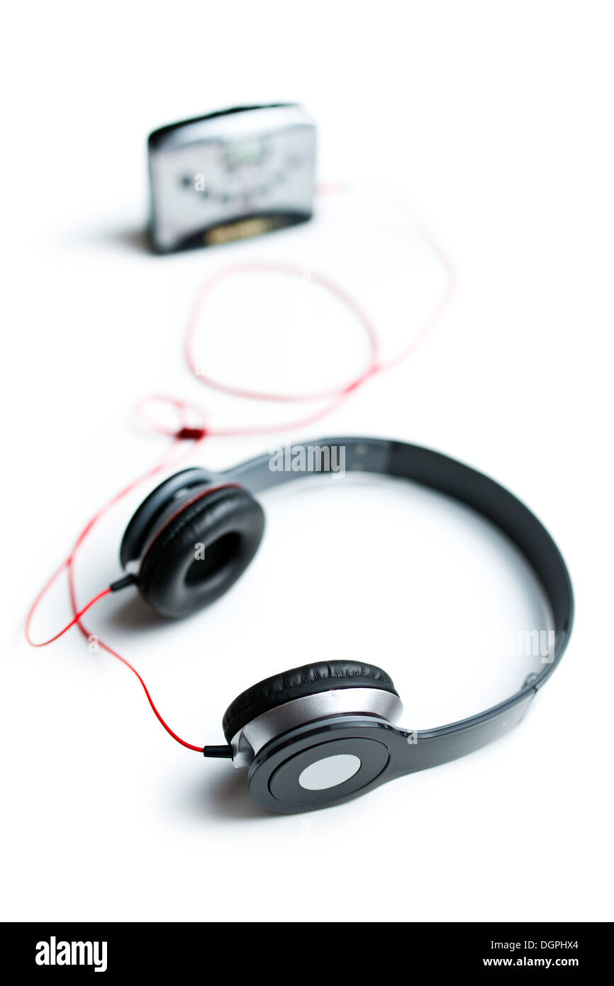 Kopfhörer mit Walkman auf weißem Hintergrund Stockfoto