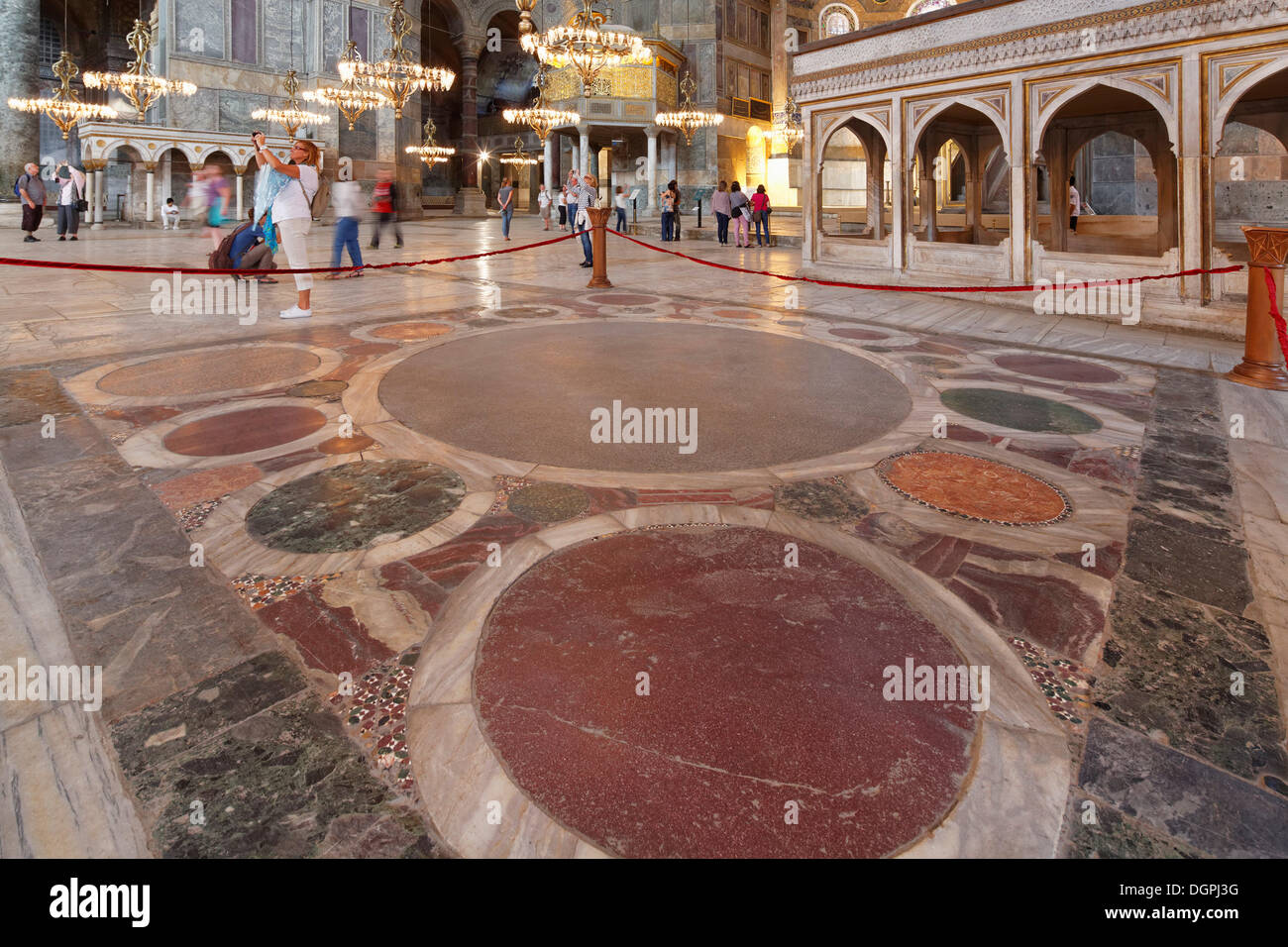 Omphalos aus Porphyr, Hagia Sophia, Sultanahmet, Istanbul, europäische Seite, Provinz Istanbul, Türkei, europäische Seite Stockfoto