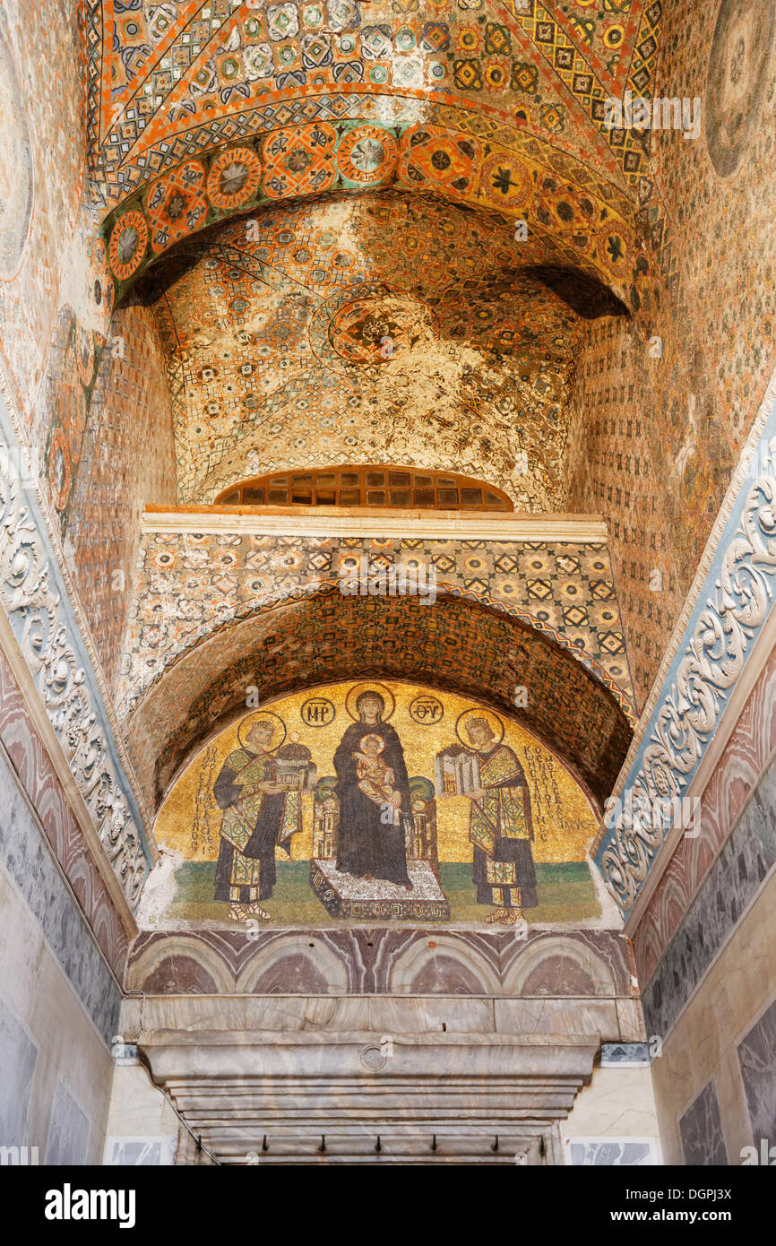 Vestibül der Krieger, byzantinische Mosaik der Jungfrau Maria zwischen Konstantin und Justinian mit dem Symbol der Stockfoto