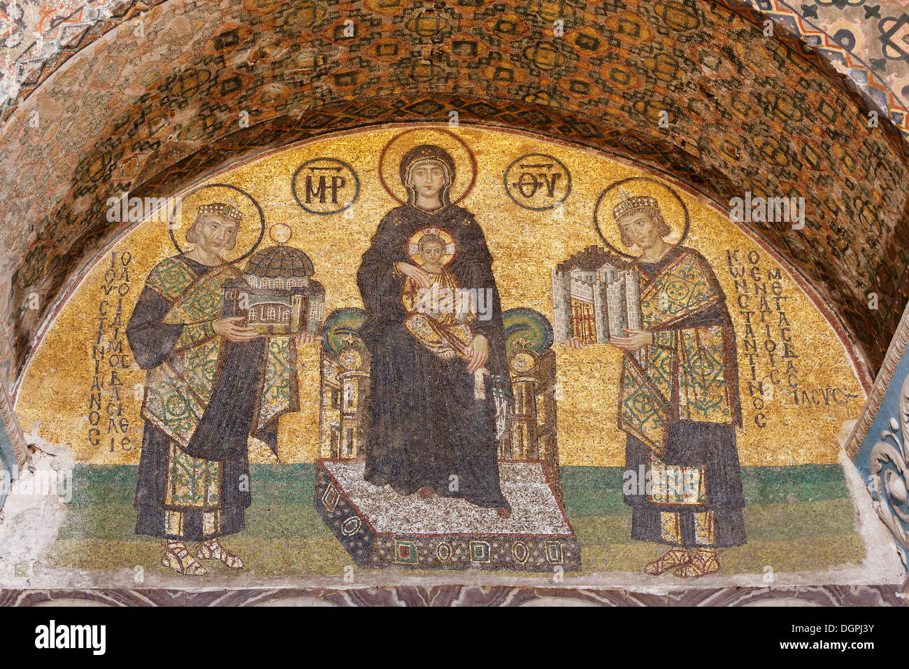 Byzantinische Mosaik der Jungfrau Maria zwischen Konstantin und Justinian mit dem Symbol von Konstantinopel Stockfoto