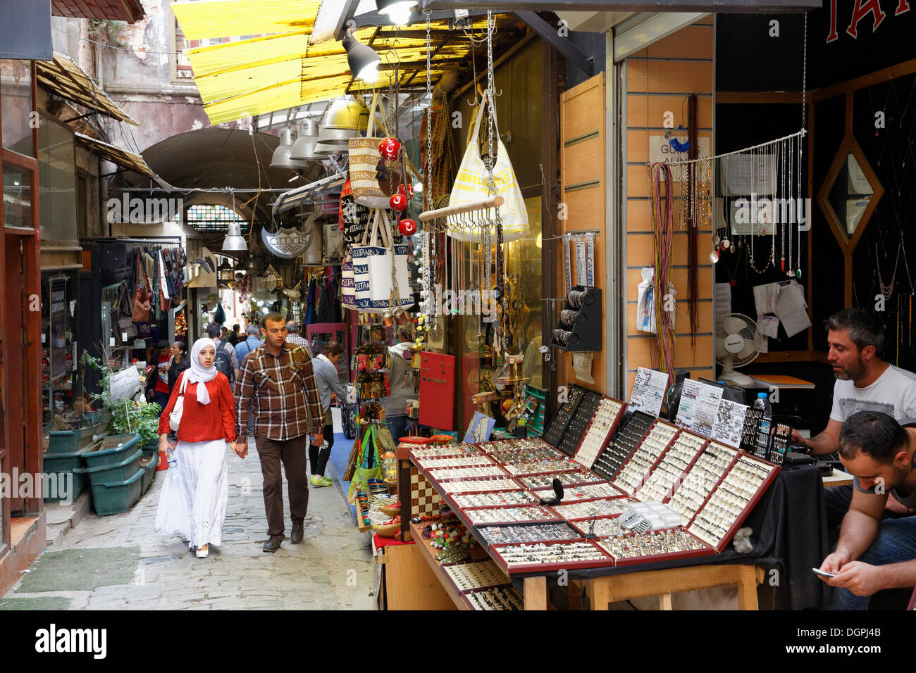 Geschäfte in einer Seitengasse der Istiklal Caddesi, Beyoğlu, Istanbul, europäische Seite, Provinz Istanbul, Türkei, europäische Seite Stockfoto