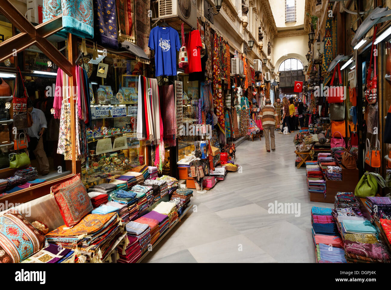 Geschäfte in einer Seitengasse der Istiklal Caddesi, Beyoğlu, Istanbul, europäische Seite, Provinz Istanbul, Türkei, europäische Seite Stockfoto
