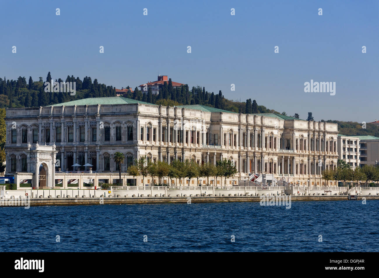 Kempinski Hotel Ciragan Palace, Ciragan Sarayi, gesehen vom Bosporus, Beşiktaş Istanbul, Istanbul, europäische Seite Stockfoto