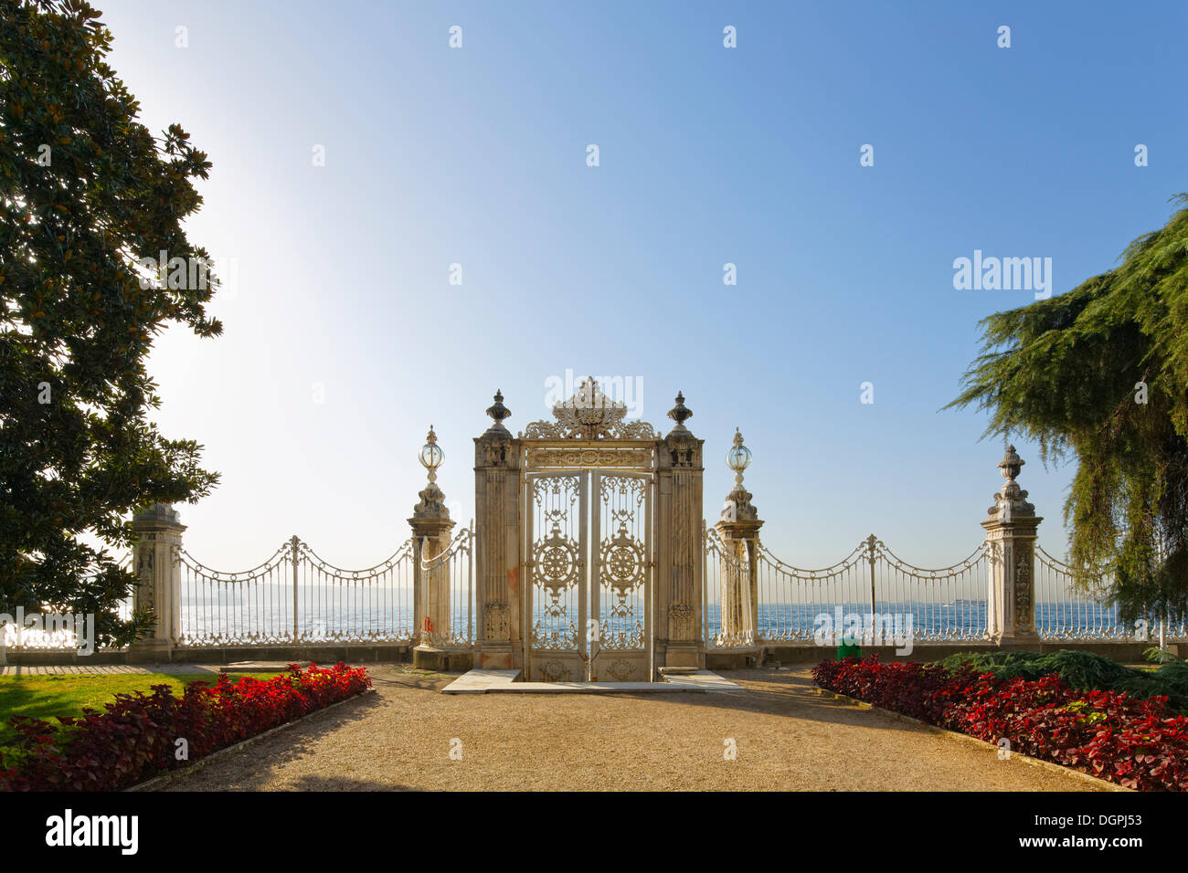 Tor zu den Bosporus im Park der Dolmabahçe-Palast, Dolmabahçe Sarayi, Beşiktaş Istanbul, europäische Seite Stockfoto