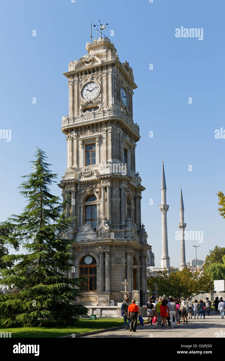 Uhrturm von Dolmabahçe vor Dolmabahçe-Moschee, Beşiktaş Istanbul, Istanbul, europäische Seite, Provinz Istanbul, Türkei Stockfoto