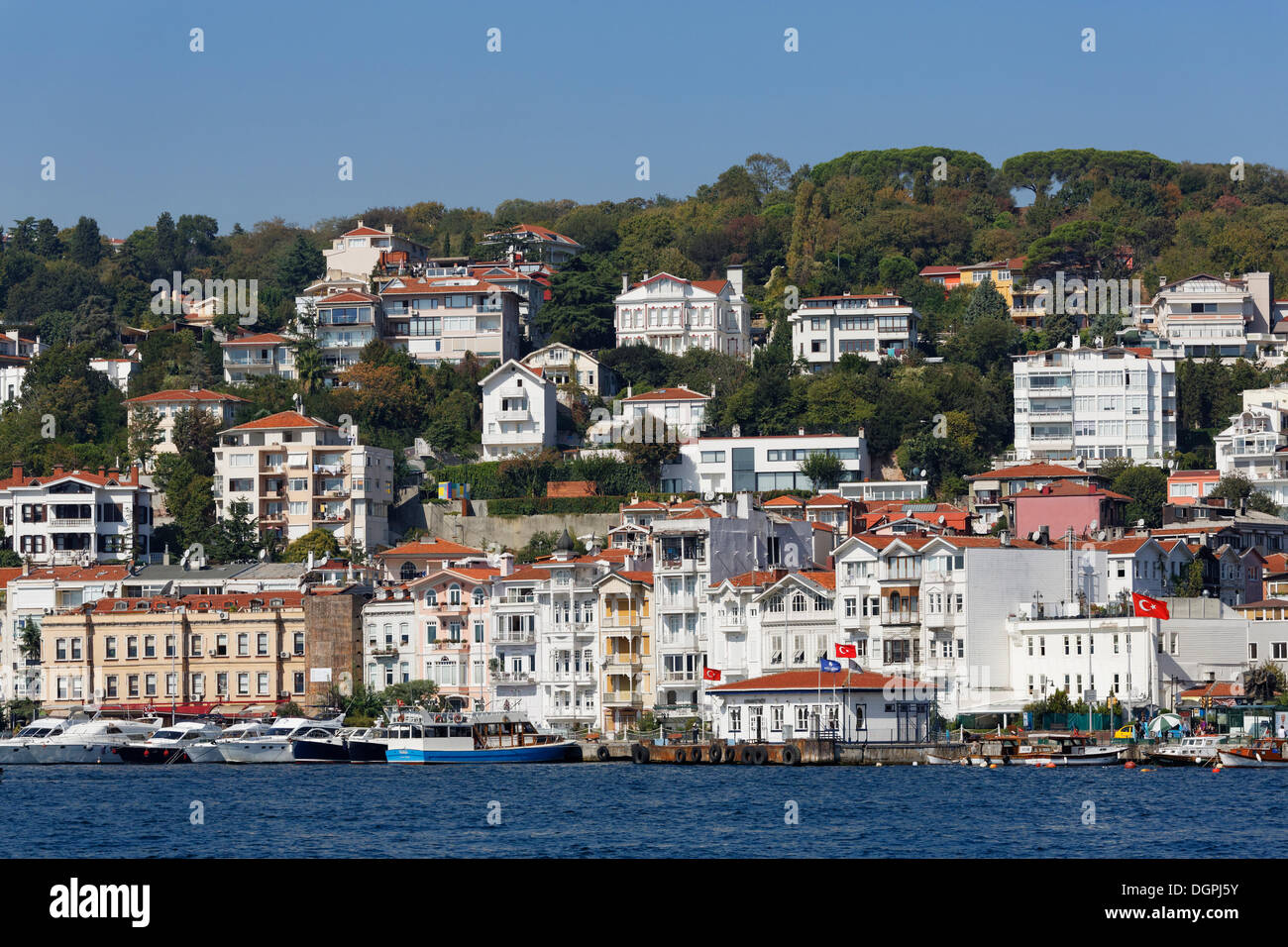 Holzhäuser oder Yalis am Ufer des Bosporus, Bosporus, Arnavutaköy, Istanbul, europäische Seite, Provinz Istanbul, Türkei Stockfoto