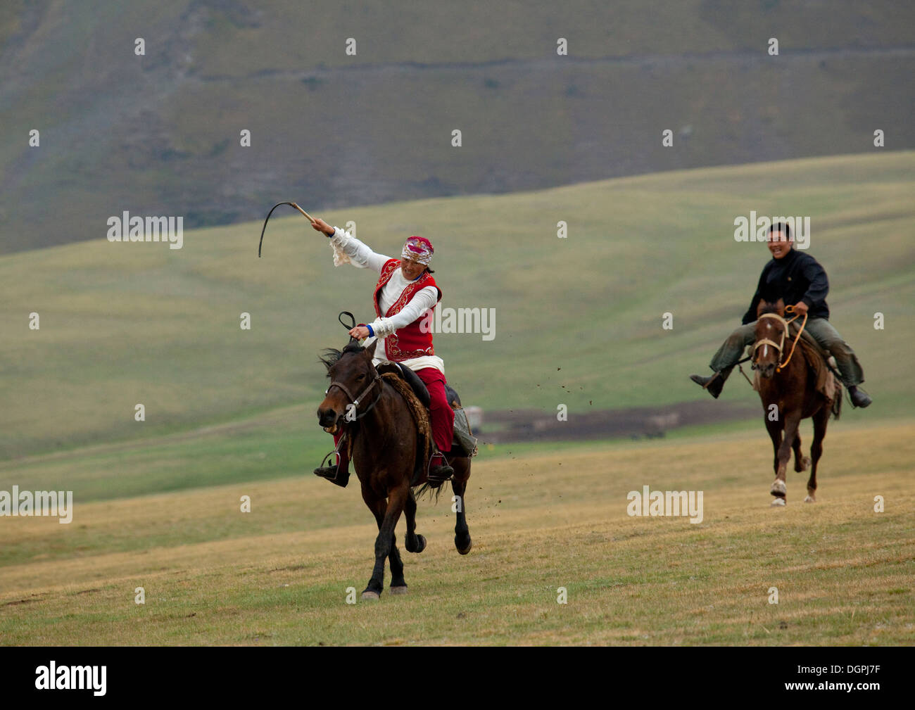 Mann und Frau Kyz Kuumai Pferd Spiel, Saralasaz Wahlmanipulationen, Kirgisistan Stockfoto