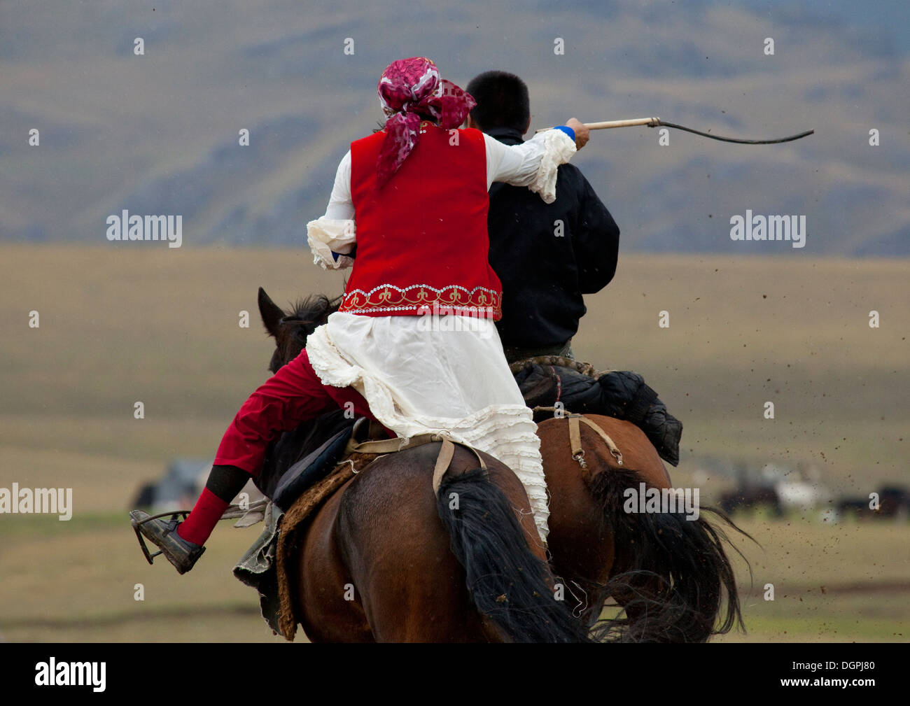 Mann und Frau Kyz Kuumai Pferd Spiel, Saralasaz Wahlmanipulationen, Kirgisistan Stockfoto