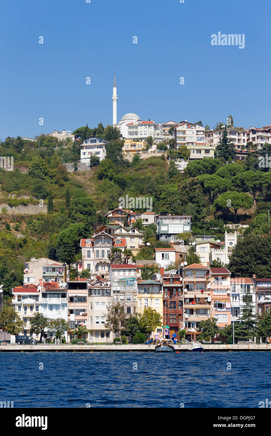 Blick aus dem Bosporus in Richtung Sariyer Bezirk, Bosporus, Sariyer, Istanbul, europäische Seite, Provinz Istanbul, Türkei Stockfoto