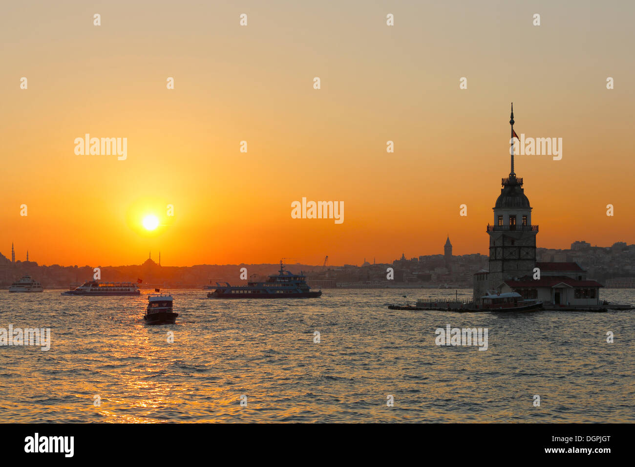 Abendstimmung, Jungfernturm oder Leander Turm, Kız Kulesi, im Bosporus am Abend, Bosporus, Üsküdar, Istanbul Stockfoto