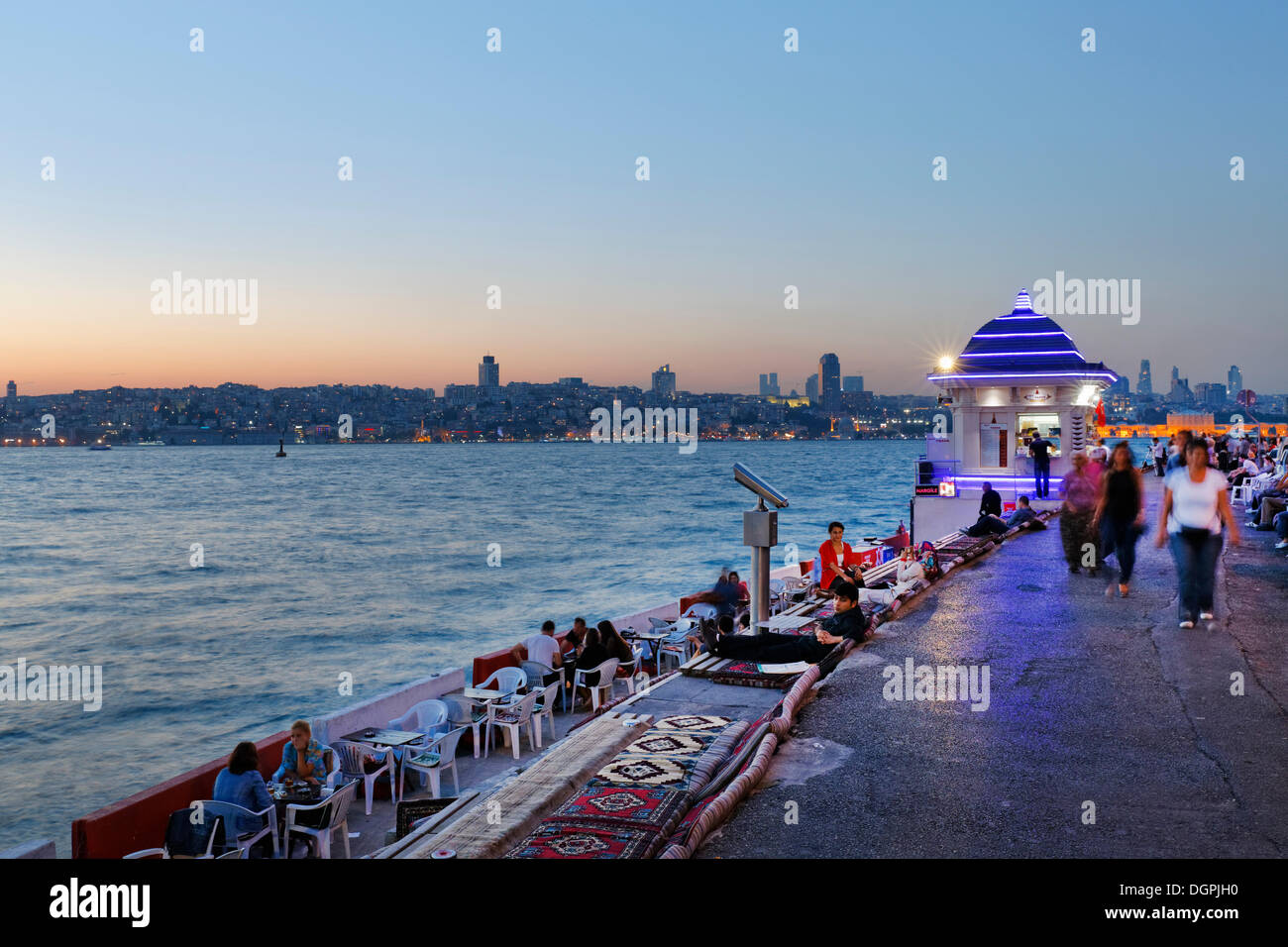 Abendstimmung, Promenade am Bosporus, auf der Rückseite, Bosporus, Üsküdar, Istanbul, Besiktas asiatische und europäische Seite Stockfoto