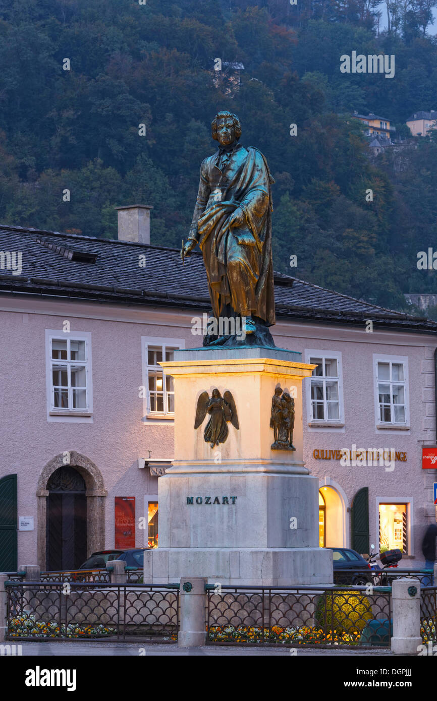 Mozart-Denkmal, Mozartplatz, Altstadt, Salzburg, Salzburger Land, Österreich Stockfoto