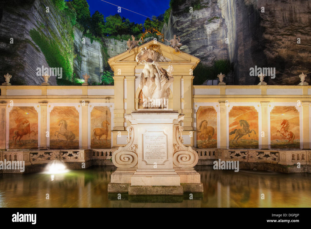 Pferdeschwemme, Pferdeschwemme in der Nacht, Herbert-von-Karajan-Platz, Altstadt, Salzburg, Salzburger Land, Österreich Stockfoto