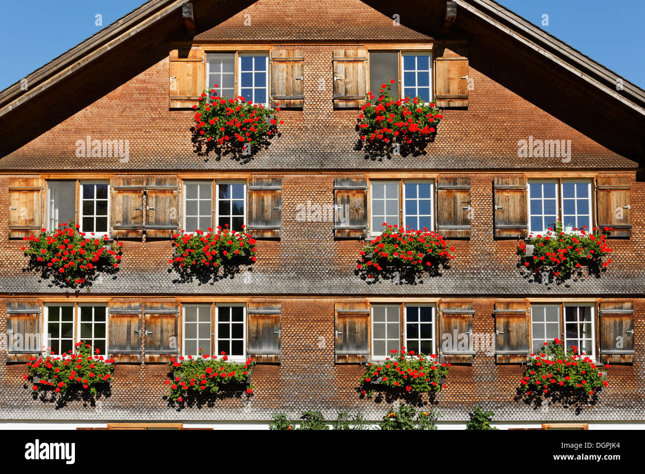 Bregenzerwald-Haus mit Geranien Schmuck, Baien, Reuthe, Bregenzerwald, Bregenzer Wald, Vorarlberg, Österreich Stockfoto