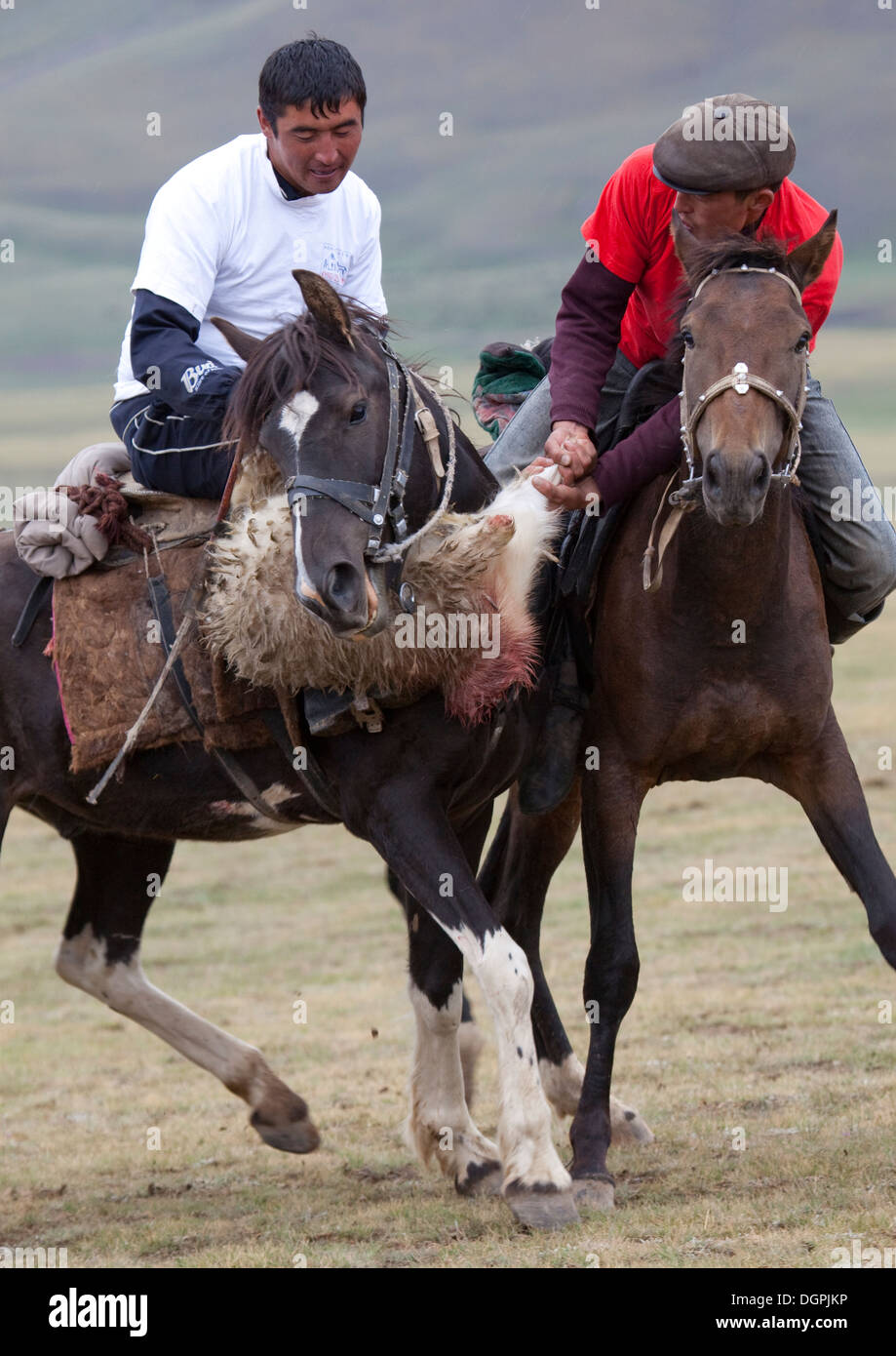 Männer konkurrieren In A Pferd Spiel, Saralasaz Wahlmanipulationen, Kirgisistan Stockfoto