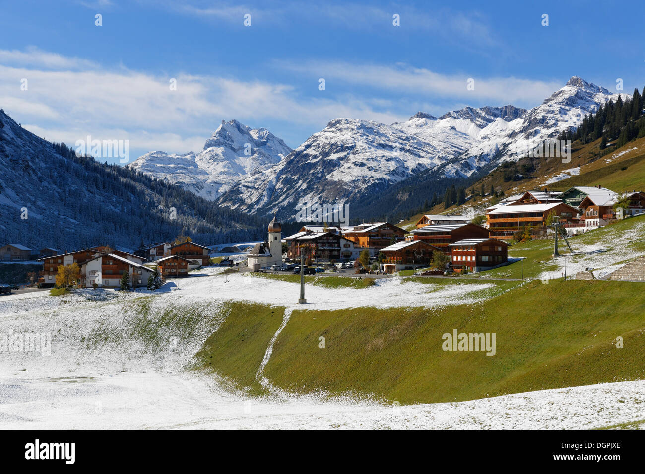 Dorf der Zug im Spätherbst, Zugertal, Lech, Lechquellengebirge, Vorarlberg, Österreich Stockfoto