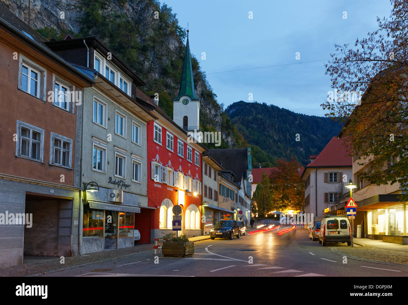Marktstrasse mit Pfarrkirche, Hohenems, Rheintal, Vorarlberg, Österreich Stockfoto