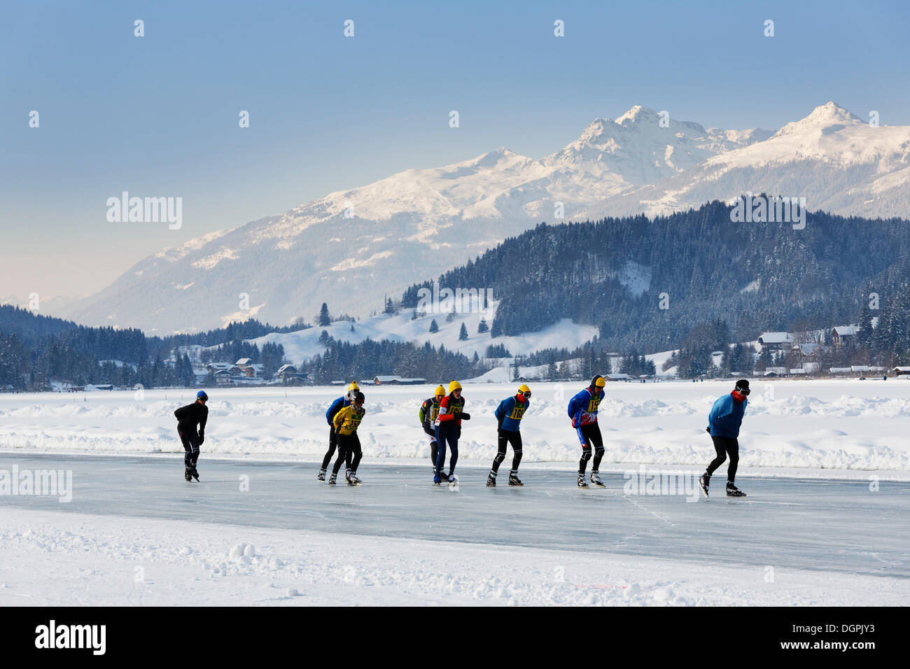 Eisläufer, zugefrorenen See, Weißensee, Kärnten, Österreich Stockfoto