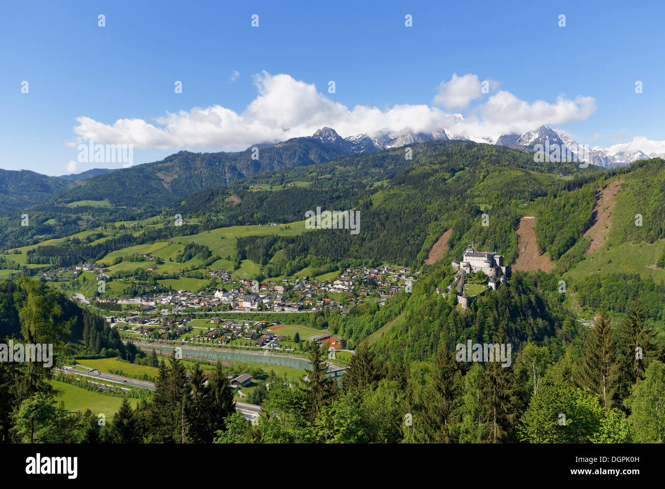 Festung Hohenwerfen, Fluss Salzach, Werfen, Pongau, Pongau, Salzburger Land, Österreich Stockfoto