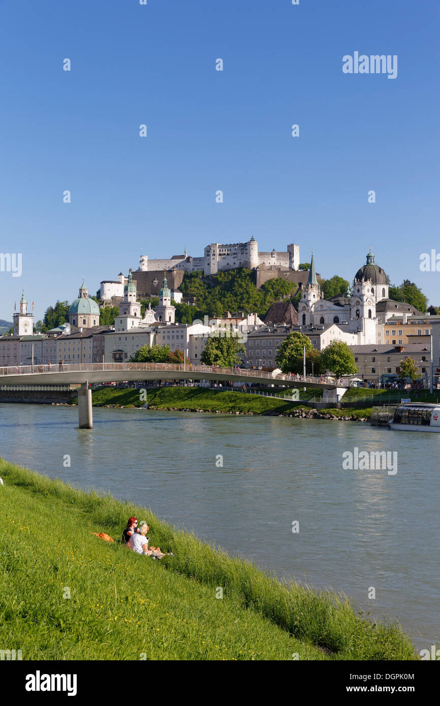 Blick vom Elisabethkai über der Salzach mit Makartsteg gegenüber der Altstadt, Salzburg, Salzburger Land Stockfoto