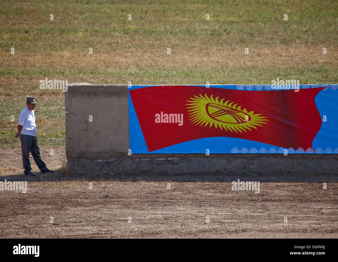 Nationalflagge an der Wand während das Pferdespiel der Nationalfeiertag, Bischkek, Kirgisistan Stockfoto
