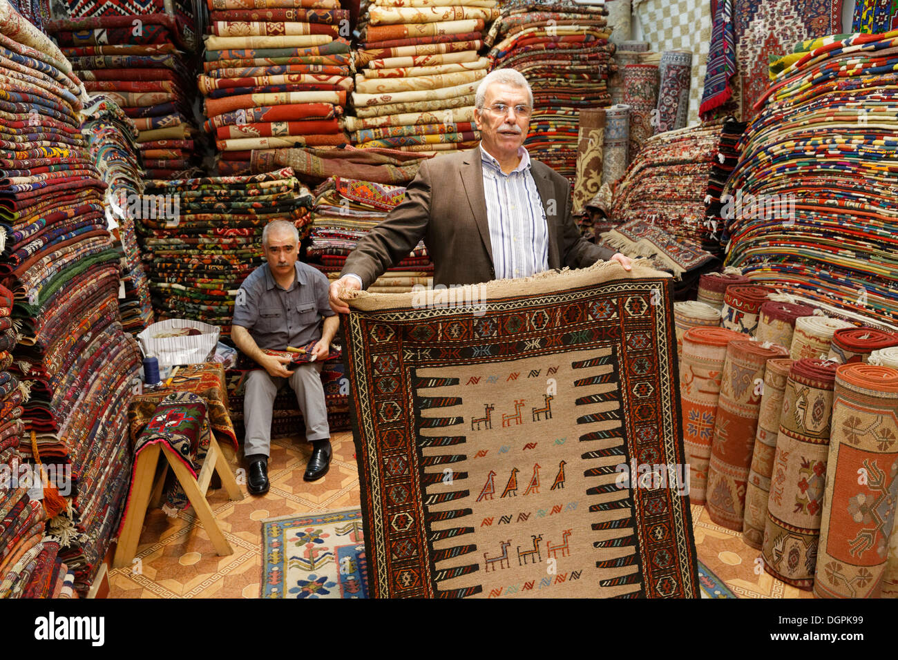 Männer in einem Teppichhändler speichern, Kemeralti, Izmir, İzmir Provinz, Ägäis, Türkei Stockfoto