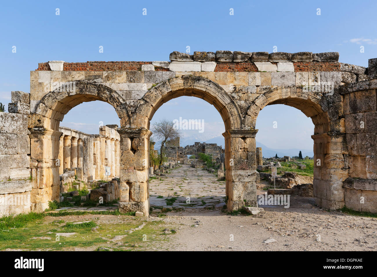 Domitian Tor und Straße mit Kolonnade, antiken Stadt Hierapolis, Hierapolis, in der Nähe von Pamukkale, Provinz Denizli, Ägäis Stockfoto
