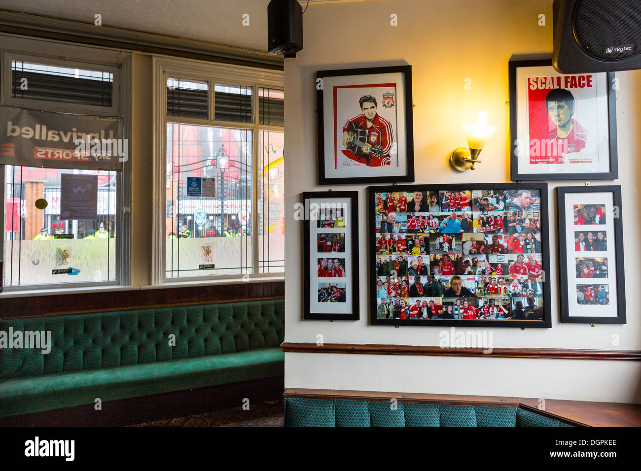 Bilder schmücken die Wände des The Park Gaststätte gegenüber The Kop, Anfield Road, Liverpool, UK Stockfoto