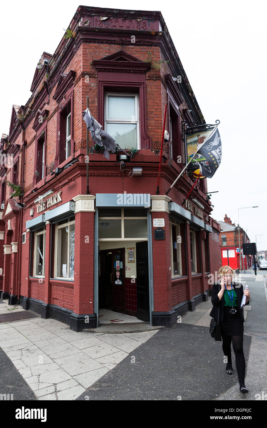 Eingang des Park Pub gegenüber The Kop, Anfield Road, Liverpool, UK. Stockfoto