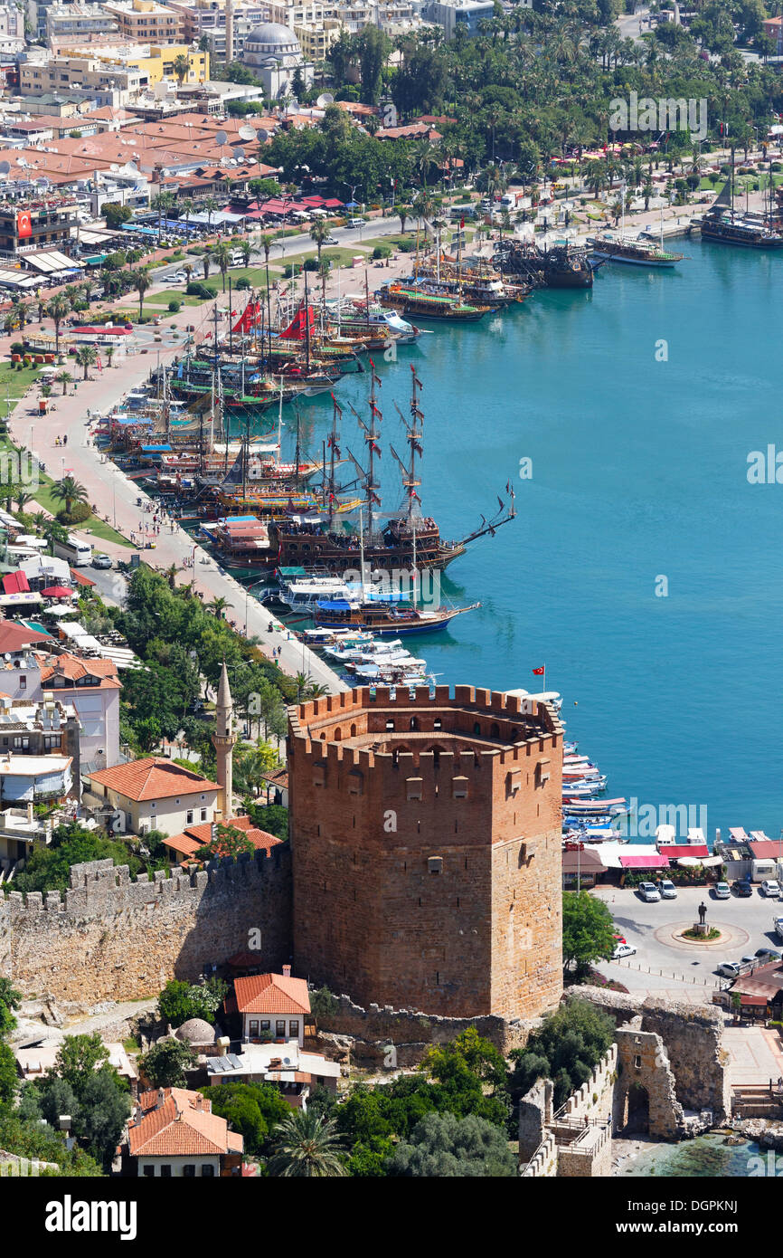 Altstadt von Alanya mit dem Hafen und Kızıl Kule oder roten Turm, Blick vom Burgberg, Alanya, türkische Riviera Stockfoto