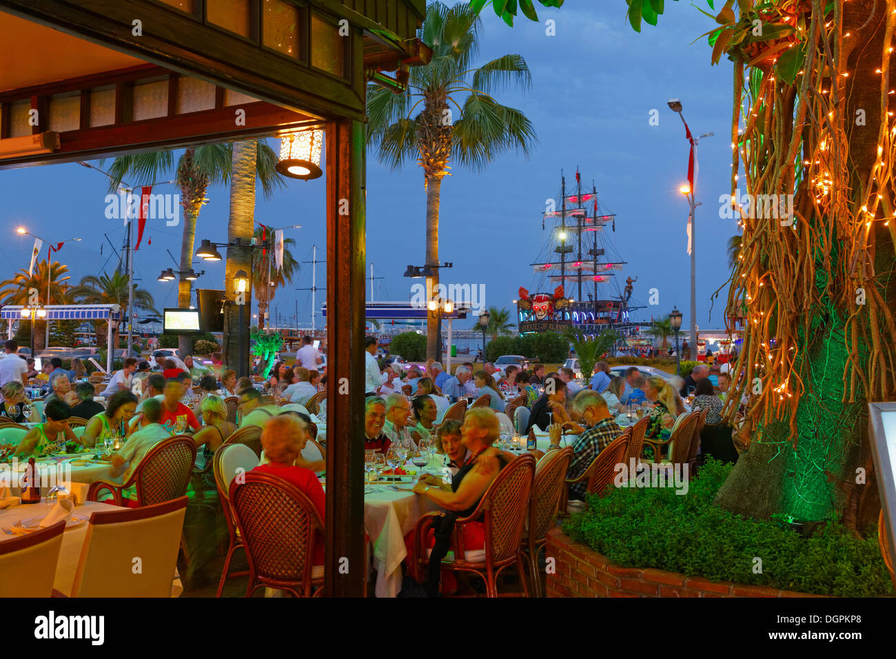 Restaurant am Hafen in der Nacht, mediterranen Region, Türkei, Provinz Antalya, Alanya, türkische Riviera Stockfoto