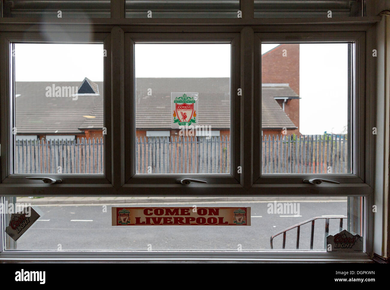 Blick durch ein Fenster von The Park Pub, Anfield Road, Liverpool, UK Stockfoto