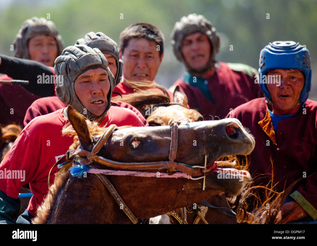 Männer konkurrieren In A Pferd Spiel für Nationalfeiertag, Bischkek, Kirgisistan Stockfoto