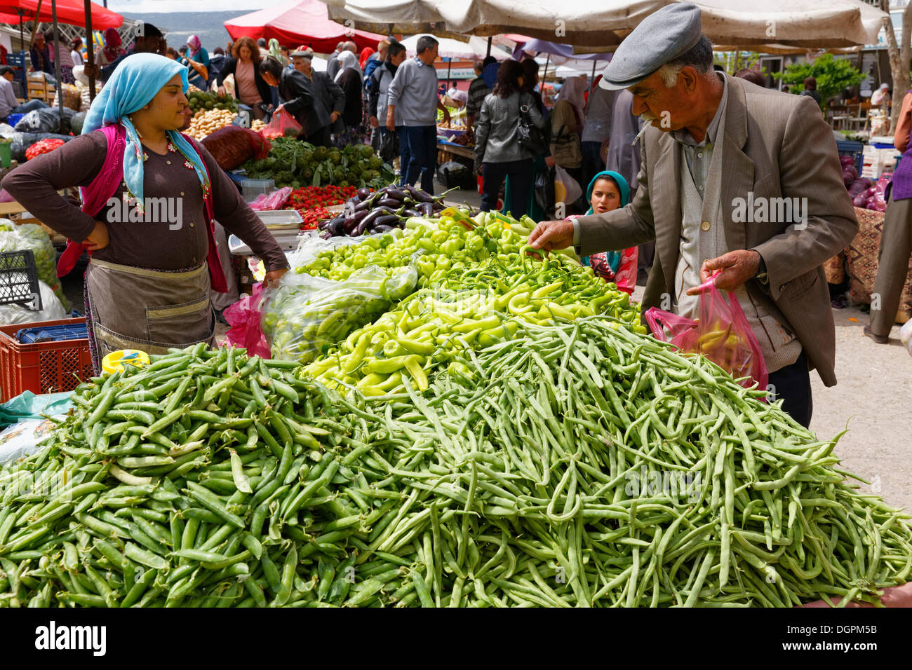 Marktstand mit Bohnen, wöchentlichen Bauernmarkt, Muğla, Provinz Muğla, Ägäis, Türkei Stockfoto