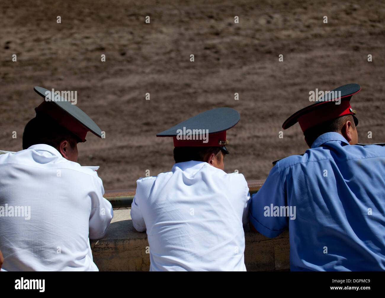 Polizisten, die gerade des Pferd Spiel Wettbewerbs für Nationalfeiertag, Bischkek, Kirgisistan Stockfoto