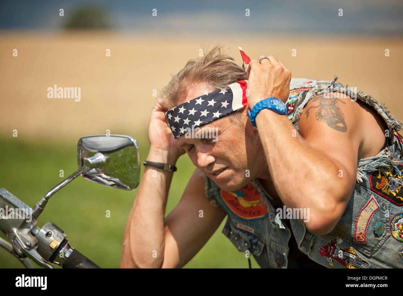 Biker mit einer amerikanischen Stirnband Stockfoto