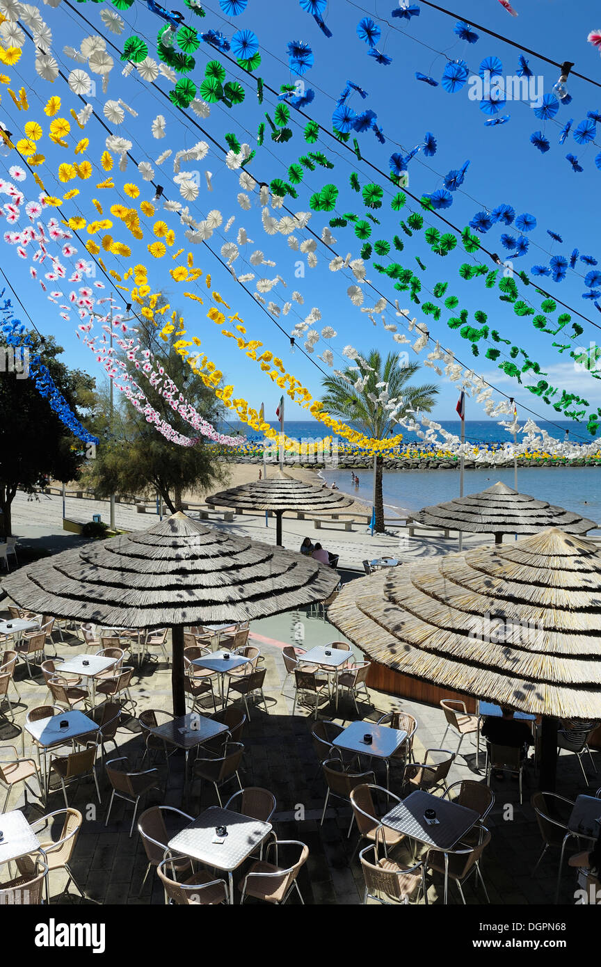 Madeira Portugal. bunte Papierblumen über einem Strand-Restaurant in der Ferienregion von Calheta Stockfoto