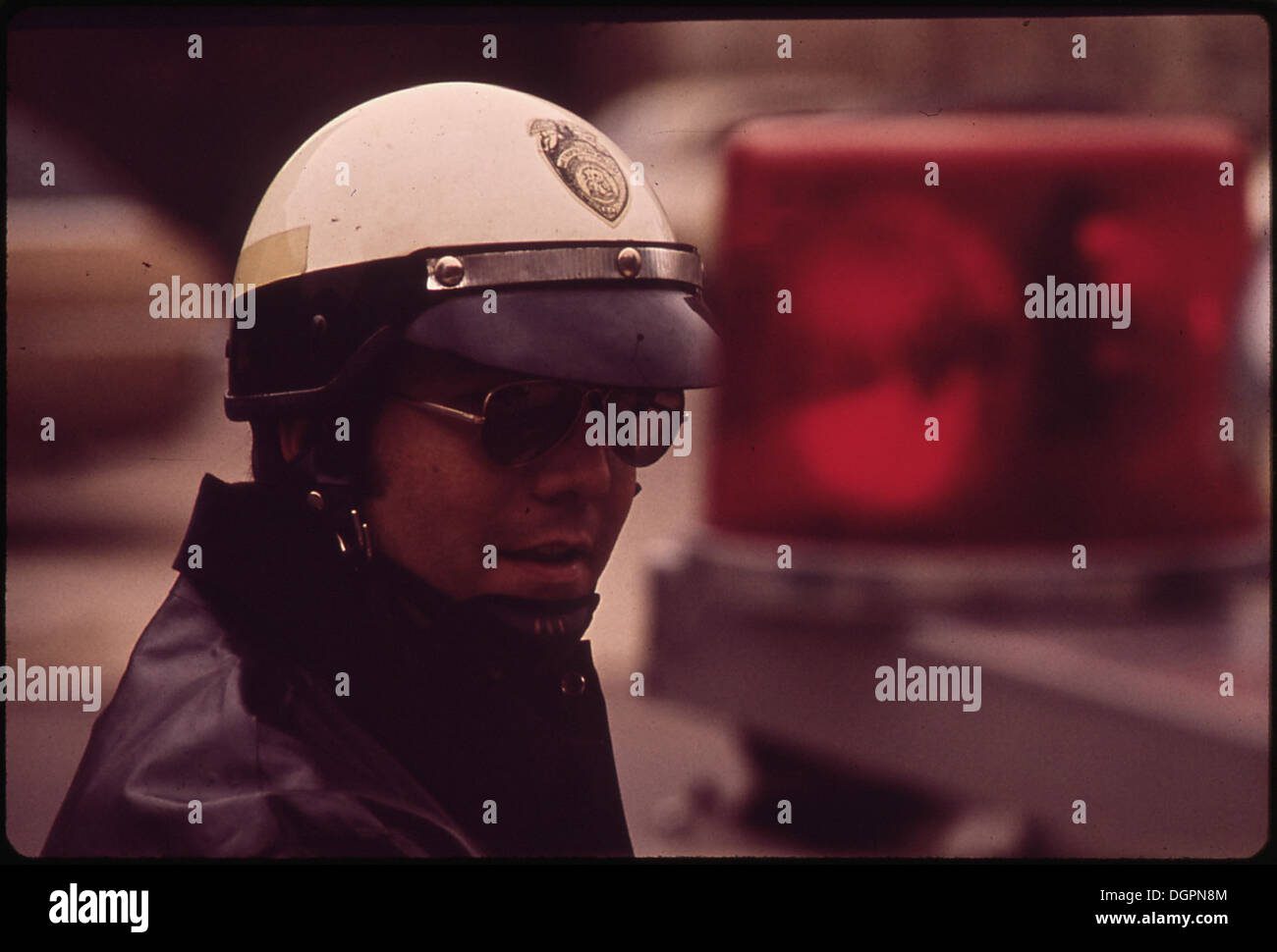 Ein diensthabender Motorradpolizist, der den Einsatz von Motorrädern für Stadtpatrouillen und Verkehrskontrollen vorstellt. Stockfoto