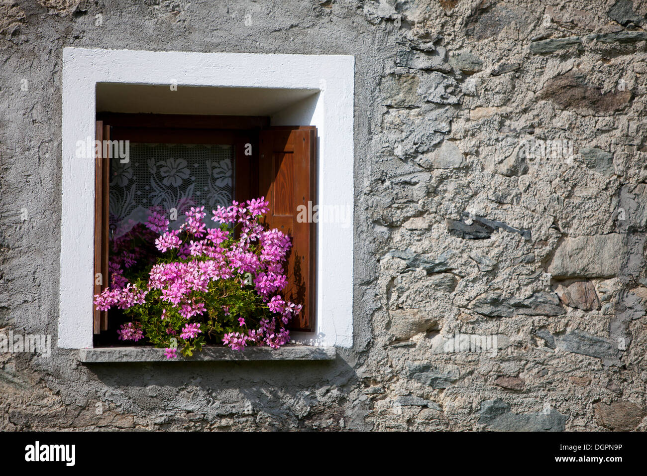 Fenster für ein Steinhaus in der Nähe von Montesplugo, Palù, Italien, Europa Stockfoto