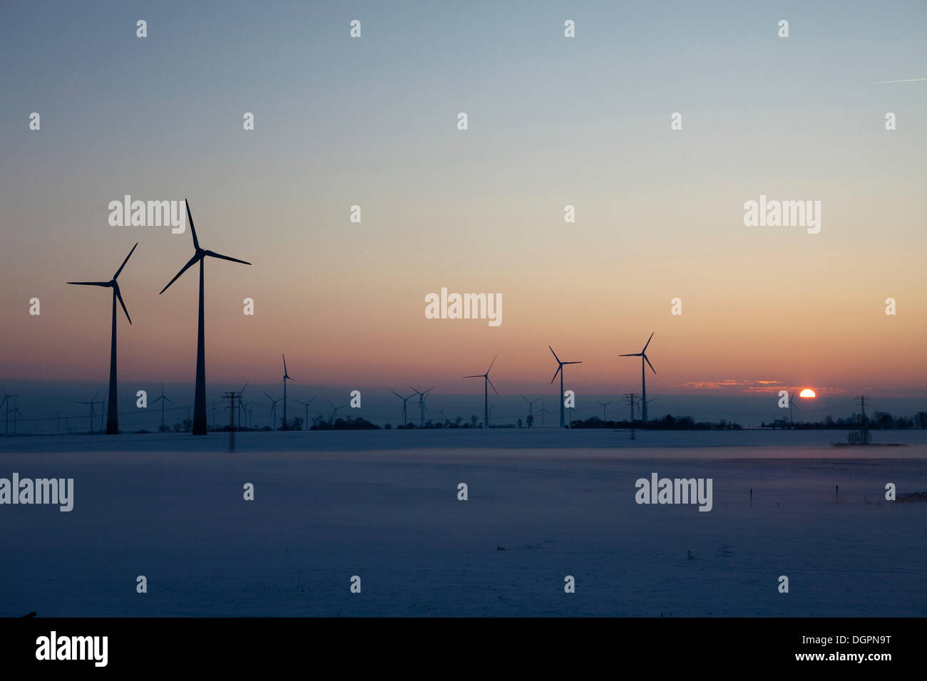 Winter-Sonnenuntergang mit Windkraftanlagen im Windpark Nauen, Havelland, Brandenburg Stockfoto