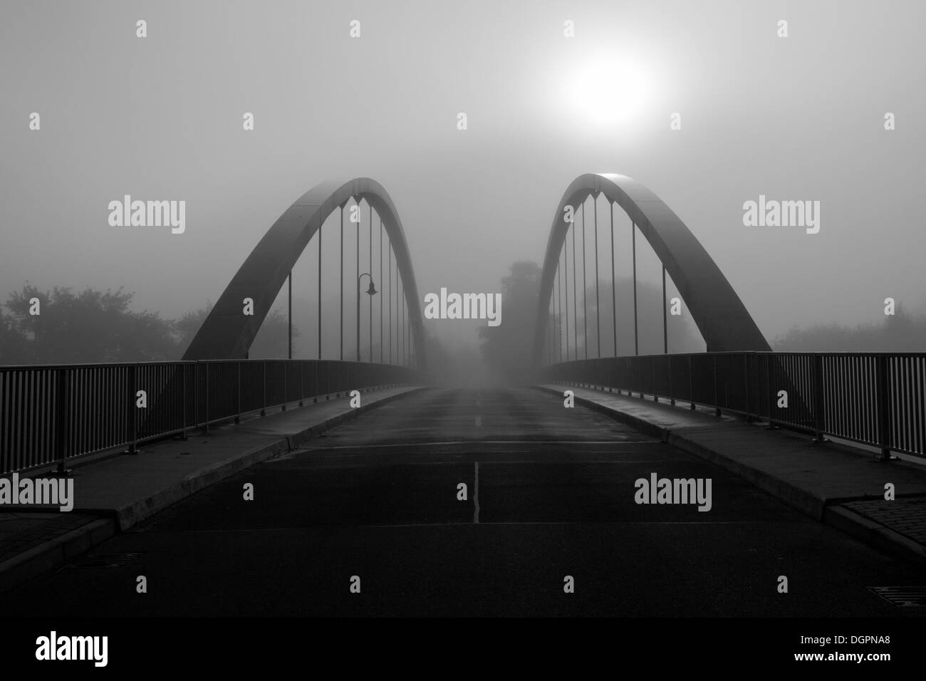 Mystische Atmosphäre an der Brücke über die Havel-Kanal in der Nähe von Buchow-Karpzow, Havelland, Brandenburg Stockfoto