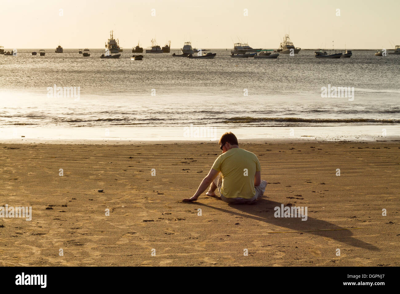 Mann sitzt am Strand von San Juan del Sur, Nicaragua. Stockfoto