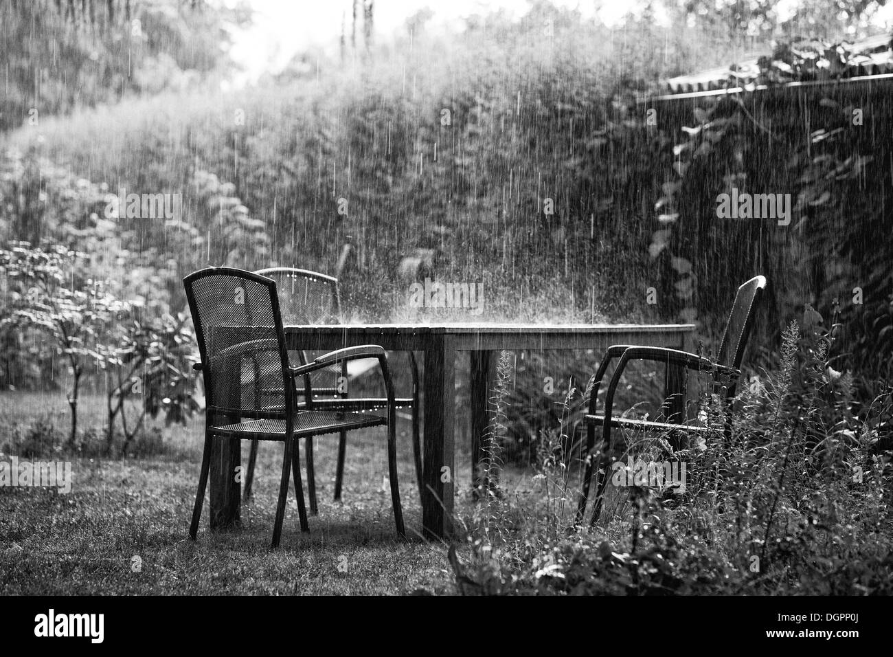 Gartenmöbel in einem Regensturm Stockfoto