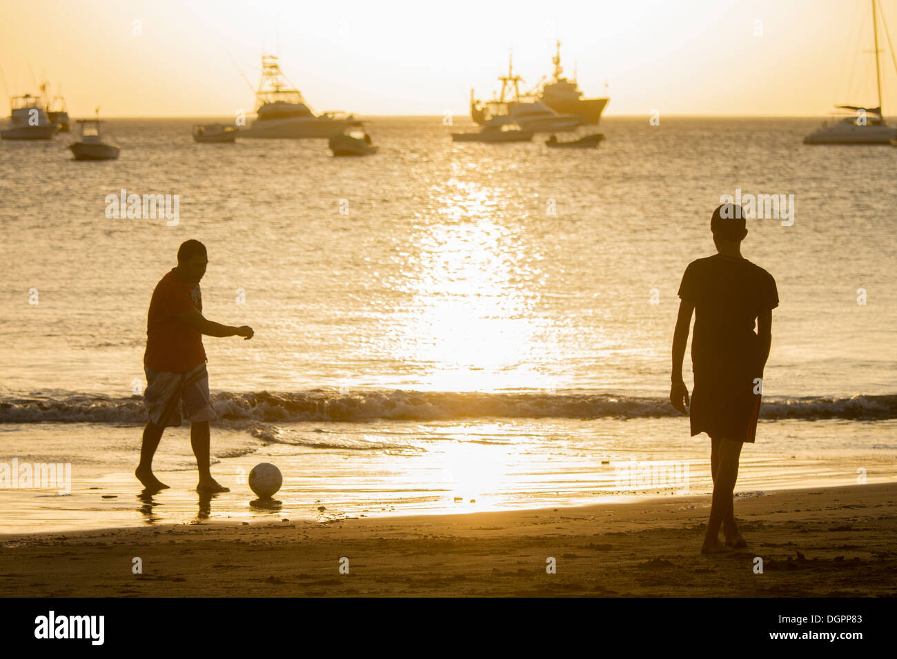 Freunden Fußball spielen, am Strand von San Juan del Sur, Nicaragua. Stockfoto