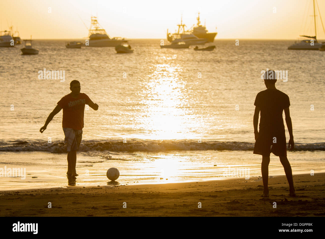 Freunden Fußball spielen, am Strand von San Juan del Sur, Nicaragua. Stockfoto