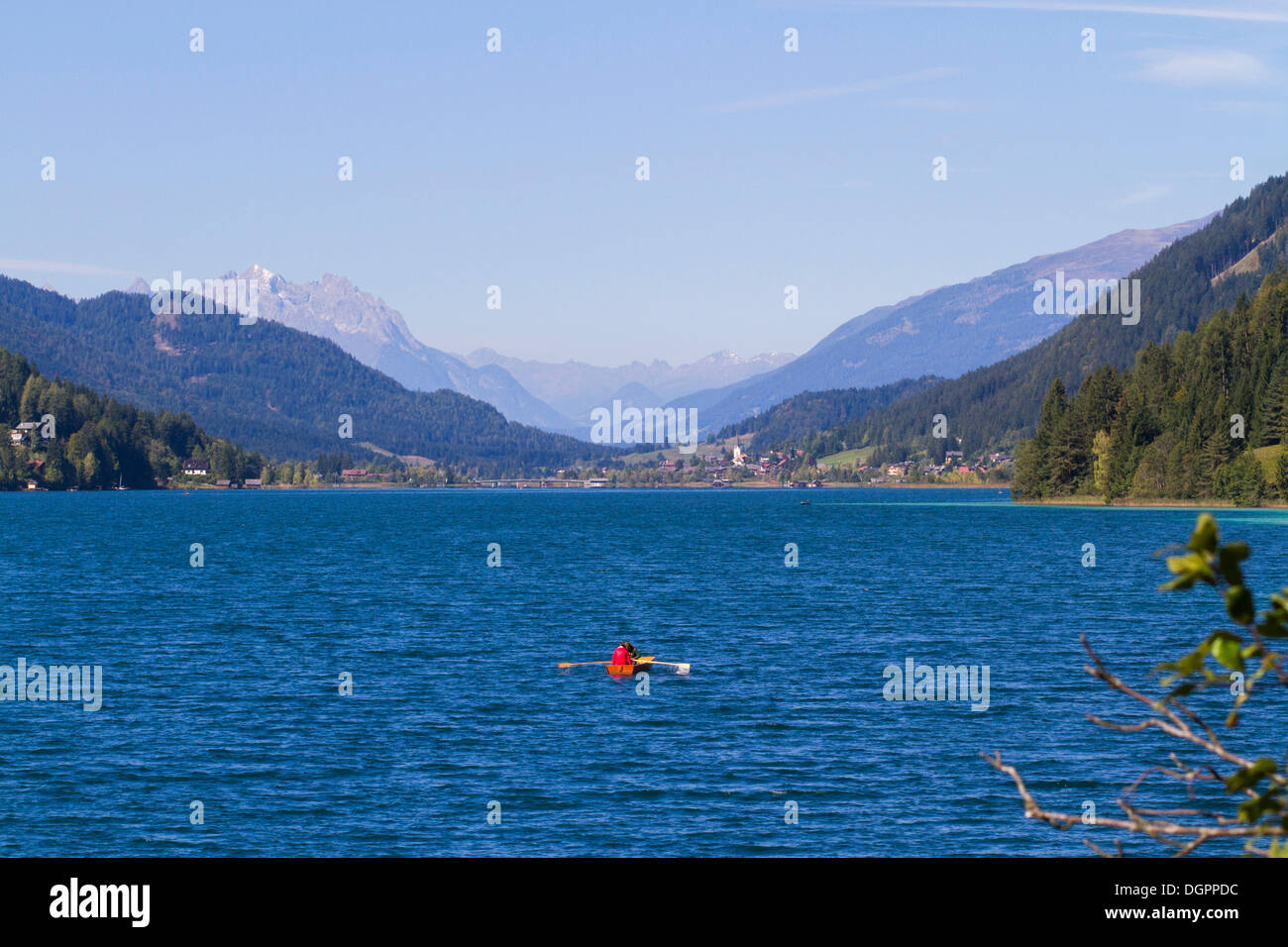 Blick nach Westen über das tiefblaue Wasser der Weissensee See, Kärnten, Österreich, Europa Stockfoto
