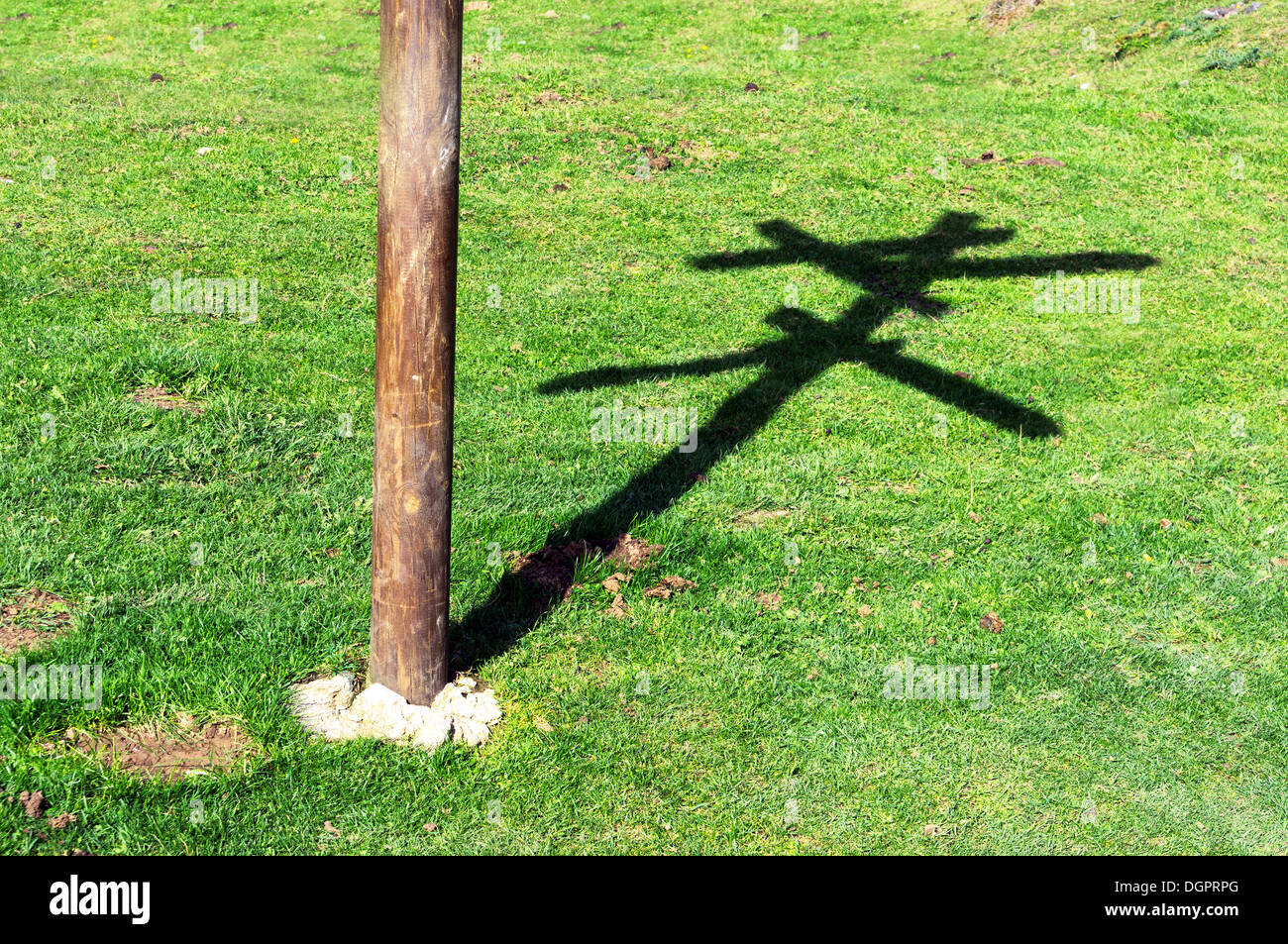 Kreuzung mit dem Schatten der Wegweiser aus Holz Stockfoto