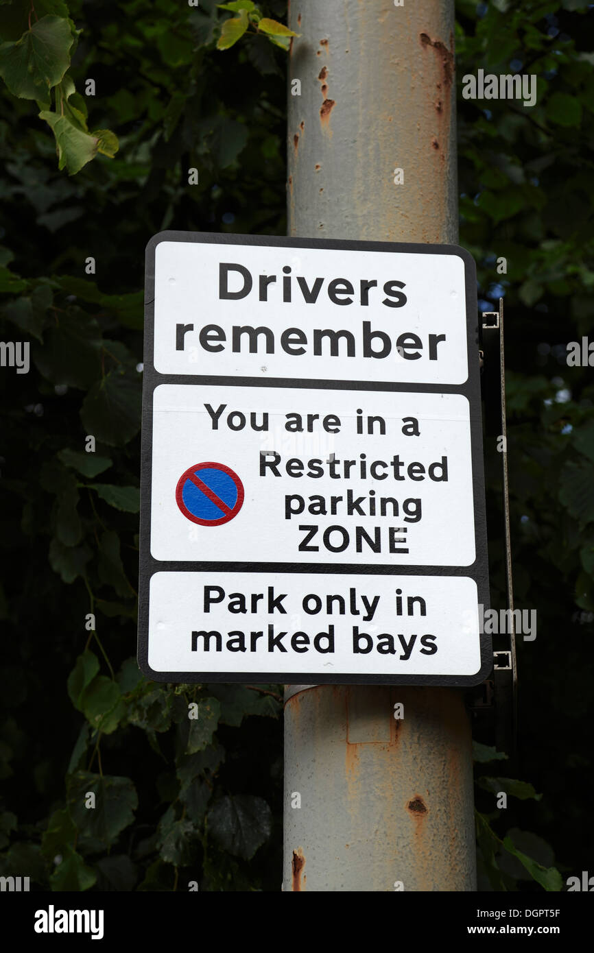 Ein Schild Warnung Fahrer sind sie in eine eingeschränkte Parkzone, Glasgow, Schottland, Großbritannien Stockfoto