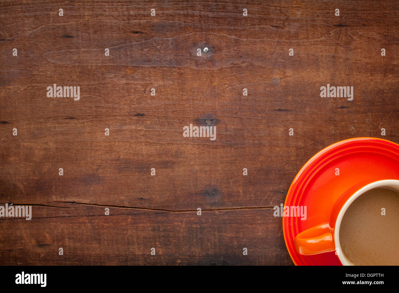 Kaffeetassen auf eine Grunge verwitterte Holztisch mit einem Textfreiraum Stockfoto
