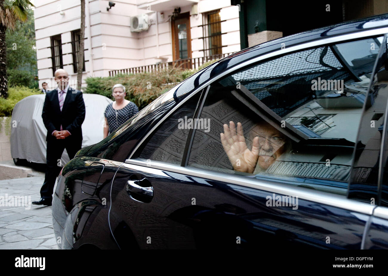 Ökumenischer Patriarch Bartholomew besucht das türkische Konsulat und das Atatürk-Museum in Thessaloniki, Griechenland am 24. Oktober 2013. Der Ökumenische Patriarch traf sich mit der türkischen Konsul Tugrul Biltekin, die ihn an das Museum Kemal Atatürk tourten. Stockfoto